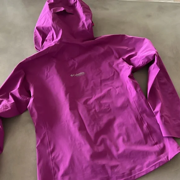 White new women’s Columbia titanium jacket in size medium - Picture 9 of 10